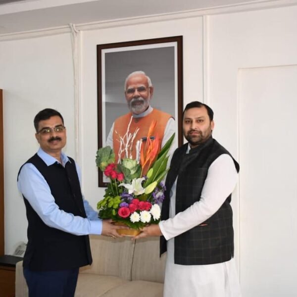 Shri Vinit Kumar (IRSEE) takes over the charge of CEO, KVIC at Mumbai