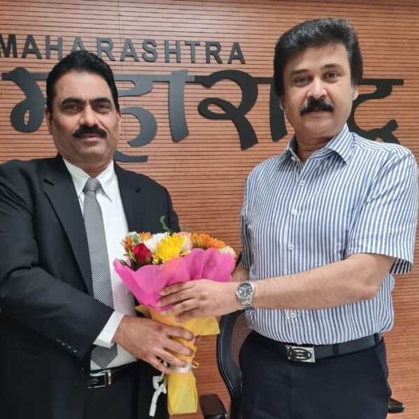 Mr. Chandrakant Salunkhe, Founder & President, MIDA and SME Chamber of India with Mr. Manu Kumar Srivastava, Chief Secretary