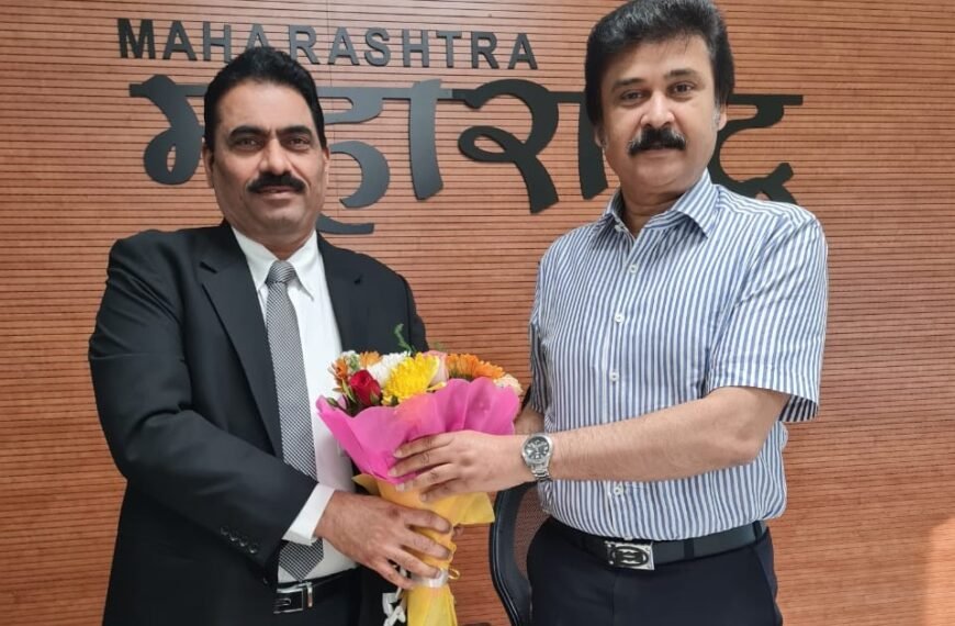 Mr. Chandrakant Salunkhe, Founder & President, MIDA and SME Chamber of India with Mr. Manu Kumar Srivastava, Chief Secretary